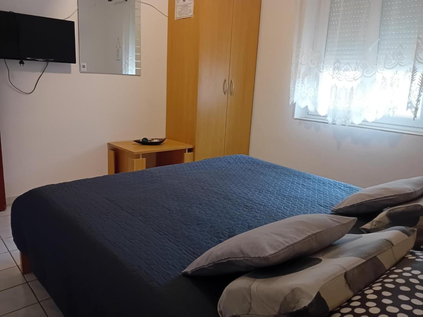Rooms With A Parking Space Krk - 13553 Vrh  Стая снимка