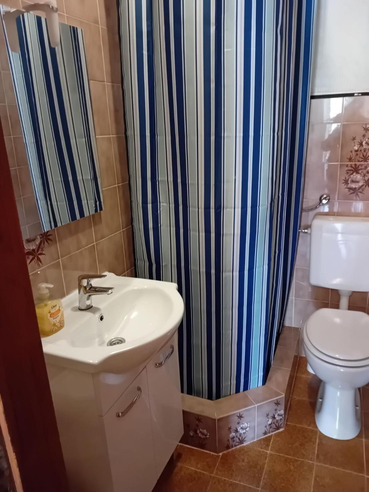 Rooms With A Parking Space Krk - 13553 Vrh  Екстериор снимка